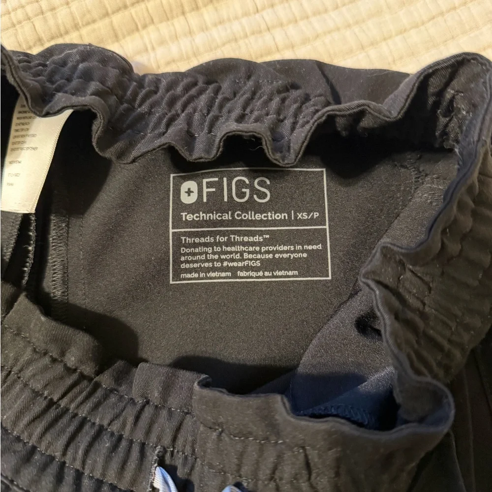 Figs Regina Black Jogger Pants - Picture 2 of 3